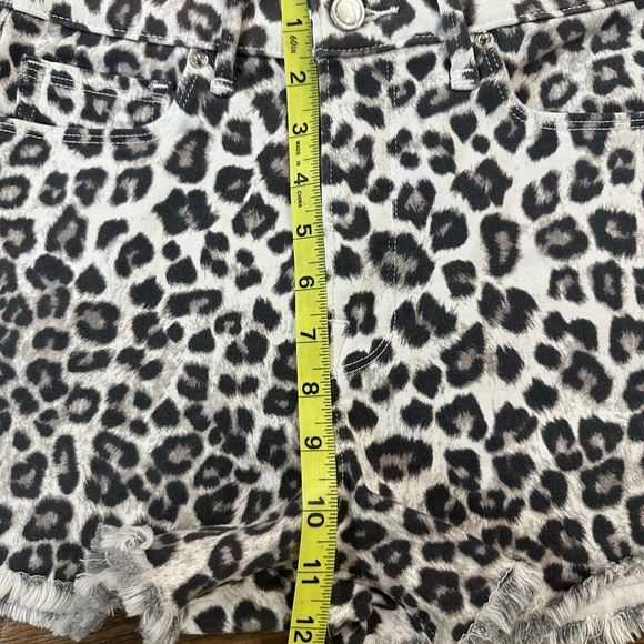 Good American Jeans Cut-Offs Snow Leopard Shorts 27, Leopard Shorts - Picture 6 of 11
